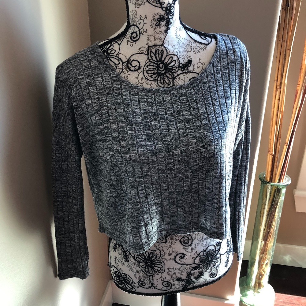 🌻4/$20🌻Long Sleeved Antistar marbled grey crop
